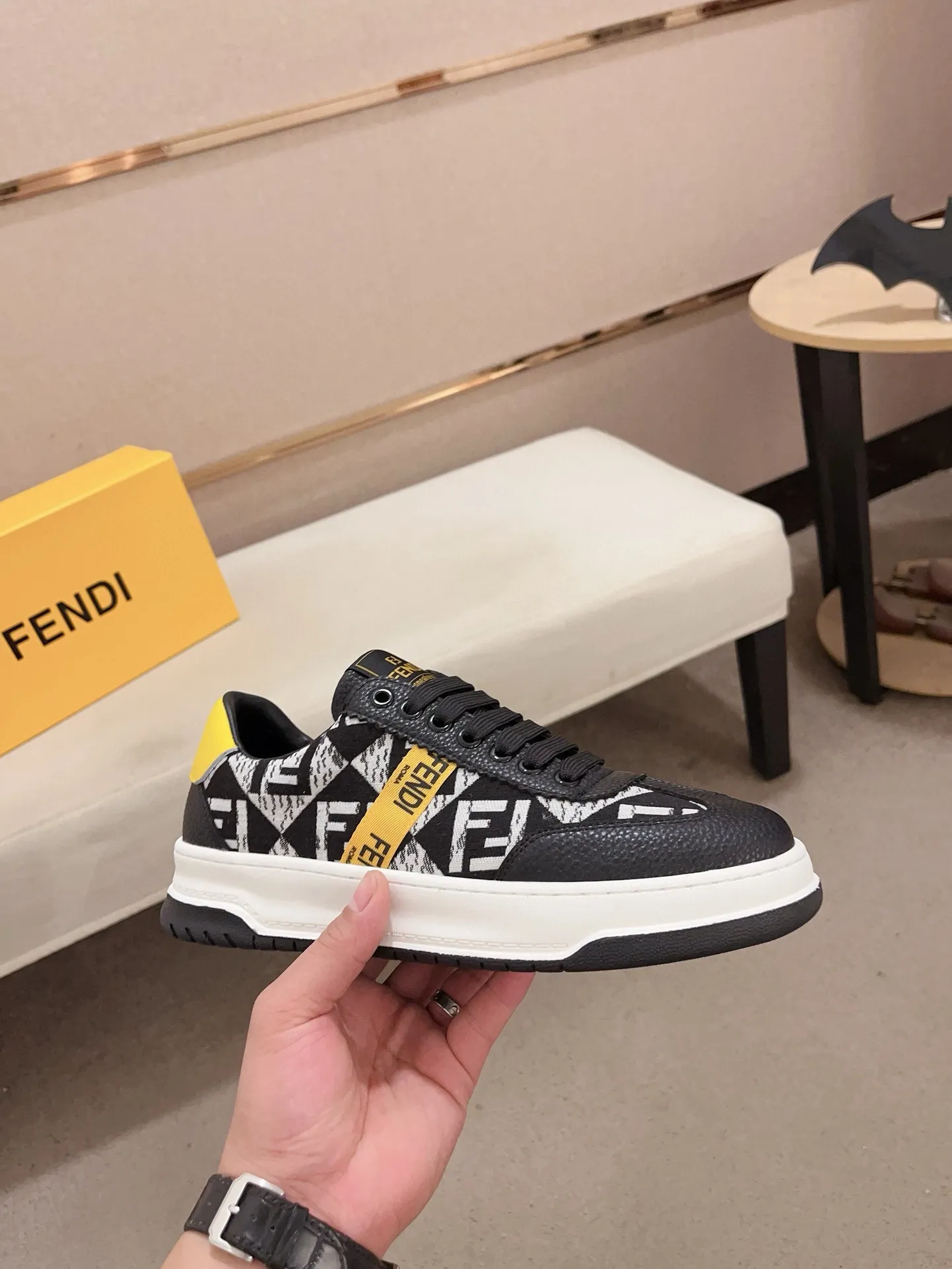 Men's shoes💰: 400💰[Fendi] Fendi's latest casual shoes for men! Available at counters simultaneously! A one-to-one replica of the original. All imported official website one-to-one cowhide fabric. The interior is made of top-grade sheepskin, and the original factory-supplied rubber outsole is used. Leading new fashion concepts. Matching code: 38-44. (can be customized for 45 non-refundable)